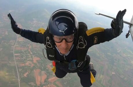 U PET DANA SKOČIO 21 PUT Ibrahim Kalesić iz Tuzle je najstariji padobranac u Evropi