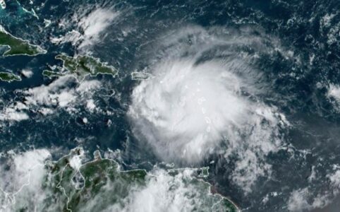 NESTALO STRUJE U CIJELOJ ZEMLJI Potpuni mrak u Portoriku, oluja „Fiona“ prerasla u uragan