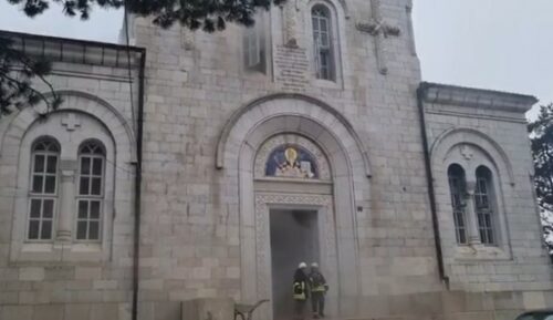 VATROGASCI NA TERENU Požar u Sabornoj crkvi Svetog Vasilija u Nikšiću (VIDEO)
