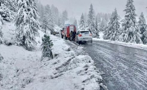 SNIJEG ZADAO PROBLEME VOZAČIMA Blizu granice Italije i Austrije pale velike količine snijega (FOTO)
