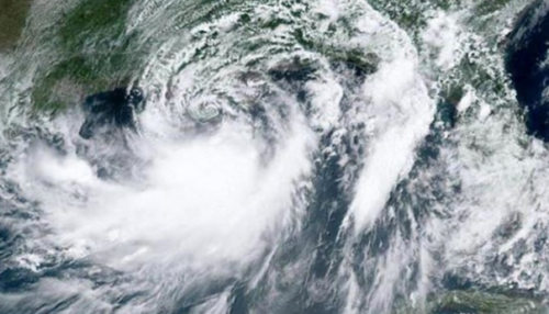 PRIBLIŽIO SE MAKSIMALNOJ PETOJ KATEGORIJI Opasni uragan zahvatio obalu Floride
