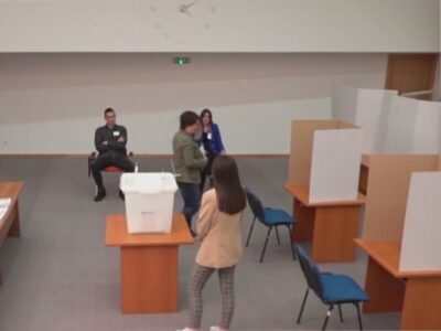NOVO PRAVILO STUPA NA SNAGU Glasačke kabine okrenute ka biračkom odboru i posmatračima