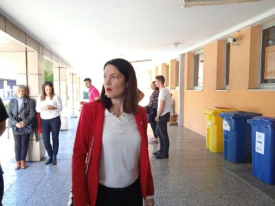 JELENA TRIVIĆ GLASALA Kandidatkinja za predsjednika RS uz osmijeh ubacila glasački listić u kutiju (FOTO/VIDEO)