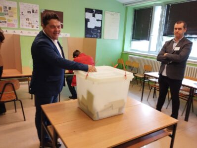JELENA TRIVIĆ GLASALA Kandidatkinja za predsjednika RS uz osmijeh ubacila glasački listić u kutiju (FOTO/VIDEO)