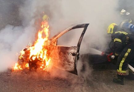 BRZA INTERVENCIJA VATROGASACA U kasnim noćnim satgima izgorio automobil u Sarajevu