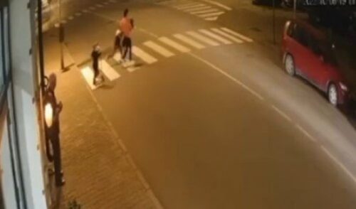 (UZNEMIRUJUĆI VIDEO) JEZIVA SCENA U ŠAPCU Automobilom pokosio dječaka na trotinetu dok je prelazio ulicu