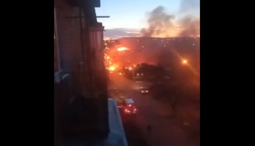 HAOS U SIBIRU Srušio se ruski vojni avion na dvospratnu kuću, izbio požar na 200 kvadratnih metara (VIDEO)