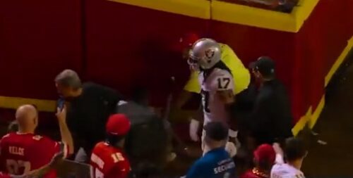 NFL: Adams pod istragom zbog udaranja kamermana (VIDEO)
