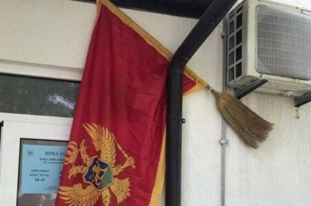 CIRKUS NA BIRAČKOM MJESTU Zastava Crne Gore okačena na metli