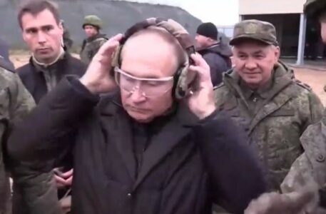 PUTIN UZEO SNAJPER U RUKE, PA ZAPUCAO Ruski predsjednik pokazao vojnicima kako se to radi (VIDEO)