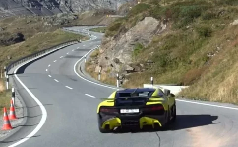 ODLUČIO ISPROBATI PERFOMANSE OVE ZVIJERI Kupio Bugatti za pet miliona evra, pa vozio brdsku trku (VIDEO)