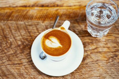 KONOBARI JE NE DONOSE SLUČAJNO Čemu je nekad služila čaša vode uz kafu?