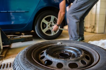 POLICIJA UHAPSILA TRI OSOBE U BIJELJINI: Ukrali dvije gume sa parkiranog automobila