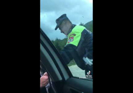 „EVO OVO ZA KAZNU“ Isplivao snimak kako policajac prima mito, kasnije izbrisan