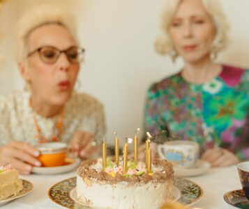 Kako je nastala tradicija rođendanske torte i duvanja svjećica?