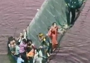 STOTINE LJUDI PALO U VODU Srušio se most u Indiji, najmanje 60 poginulo, 30 povrijeđeno (VIDEO)