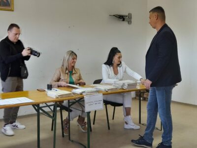 NEŠIĆ OBAVIO GRAĐANSKU DUŽNOST Glasao u Istočnom Sarajevu (FOTO)