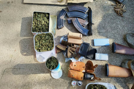 AKCIJA „KALIBAR“ NA PODRUČJU GRADIŠKE Pronađena droga i oružje, uhapšena jedna osoba
