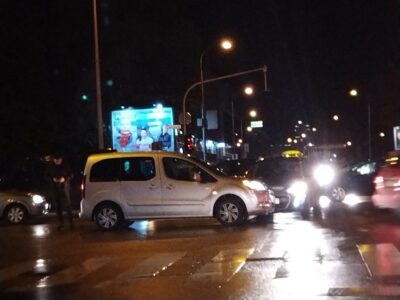 SAOBRAĆAJKA U CENTRU BANJALUKE Taksista udario automobil, zastoj u saobraćaju (FOTO)