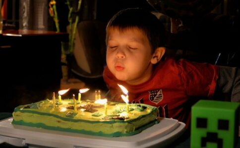 DOBIO JE 11 POKLONA Dječak rođen 11. 11. 2011. u 11:11 danas slavi 11. rođendan