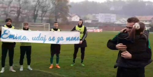 NA POLUVREMENU UTAKMICE Fudbaler zaprosio djevojku, saigrači držali transparent (VIDEO)