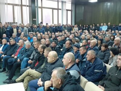 TRAŽE POVEĆANJE PLATA ZA 15 ODSTO Zaposleni u RiTE Gacko održali polučasovni štrajk