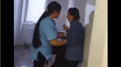NAKON SRAMNOG SNIMKA JOŠ SRAMNIJA ODBRANA Medicinska sestra koja je tukla staricu: „Prva me je napala, moji postupci su bili upozoravajući“ (VIDEO)