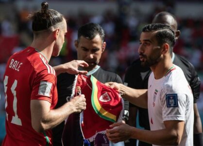 VELŠANI PROTESTUJU PROTIV FIFA-e Fudbaleri u Kataru nosili zabranjenu majicu sa duginim bojama