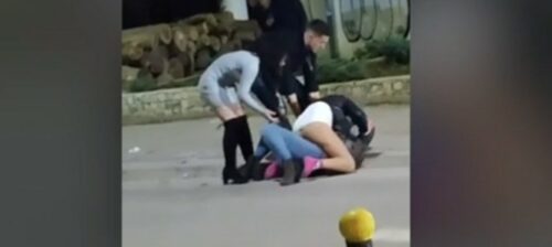 PRIZOR KAKAV SE RIJETKO VIĐA Žestoka tuča, djevojke se valjale po ulici (VIDEO)