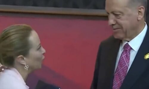 MELONIJEVA LJEPOTOM OČARALA POLITIČARE Erdogan je zaljubljeno posmatrao, general joj nudio krave (VIDEO)