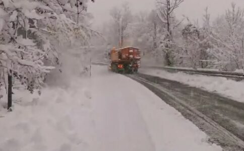 OVO SE SVE RJEĐE VIĐA Pogledajte snježnu idilu u Gorskom kotaru: Vozači joj se nisu baš obradovali (VIDEO)