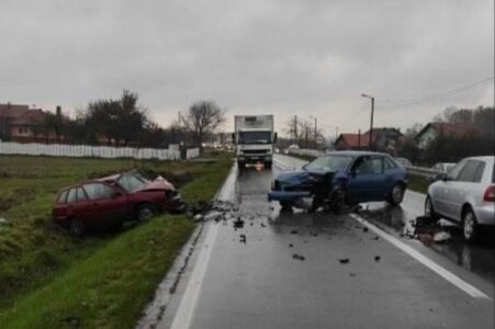 CRNI PETAK NA PUTEVIMA RS Sudar tri vozila kod Bijeljine, petoro povrijeđenih