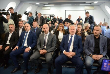TEROR, PROGONI, ŠIKANIRANJA, SKRNAVLJENJE GROBOVA… Podnesene ostavke, Srbi napuštaju sve političke institucije na Kosovu (FOTO)