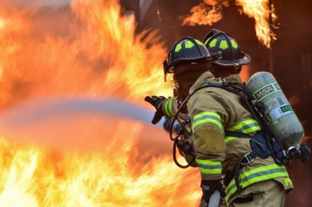 MUŠKARAC ZAPALIO STUBIŠTE U CENTRU ZAGREBA Jedan stan izgorio, vatrogasci u njemu pronašla žensku osobu