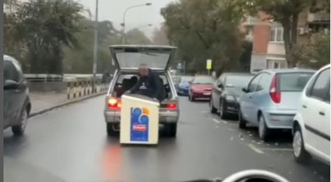 ZA RUBRIKU „SAMO NA BALKANU“! Čovjek sjedi u gepeku automobila i pridržava zamrzivač! (VIDEO)