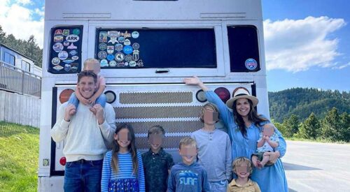 GDJE ČELJAD NISU BIJESNA… Muž i žena sa sedmoro djece žive u autobusu