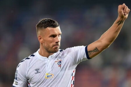 OVO SE RIJETKO VIĐA Lukas Podolski postigao majstorski gol sa svoje polovine terena (VIDEO)