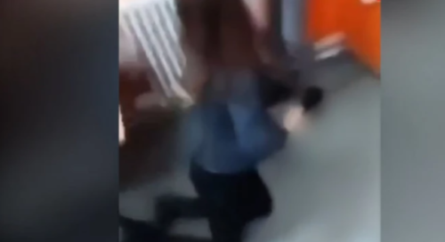 ŠOKANTAN SNIMAK Učenici maltretirali profesoricu za vrijeme časa: Izvukli stolicu na kojoj je sjedila…