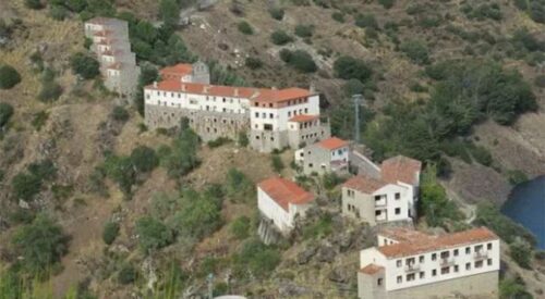 SVE JE NA PRODAJU U Španiji se prodaje selo sa 44 kuće, školom i hotelom za 260.000 evra