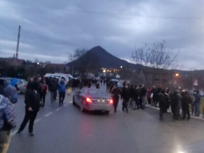 NAPETO NA SJEVERU KOSMETA Srbi i dalje na barikadama, protest zbog protivpravnog hapšenja bivšeg policajca