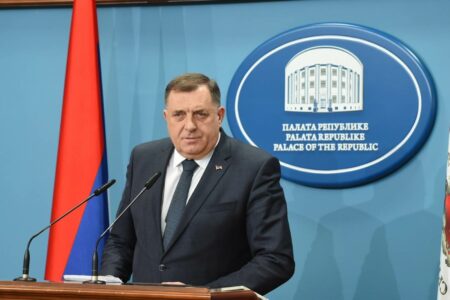 „MOŽE JEDINO DA KLEVEĆE“ Dodik oprečno odgovorio Šmitu nakon njegovog obraćanja britanskim parlamentarcima
