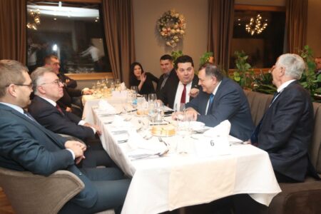 SASTANAK NA JAHORINI Dodik sa Kalabuhovom i visokim zvaničnicima iz Srpske (FOTO)