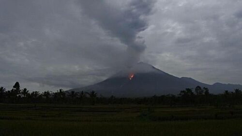 POČELA EVAKUACIJA STANOVNIŠTVA Izdato upozorenje najvišeg nivoa nakon erupcije vulkana Semeru (FOTO)