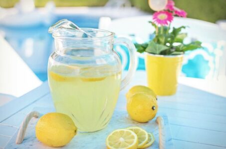 SAVEZNIK U BORBI ZA ZDRAVLJE Tri napitka sa limunom mogu poboljšati probavu!