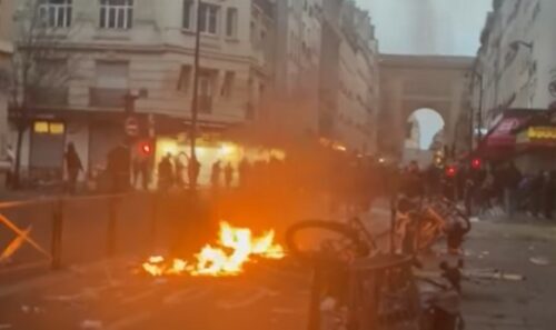 HAOS NA ULICAMA PARIZA Barikade, požari i suzavac nakon što je policija ubila tinejdžera