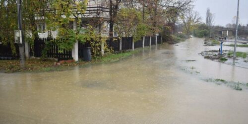 OBUSTAVLJEN SAOBRAĆAJ PREMA KOZARSKOJ DUBICI Voda u Kostajnici ušla u nekoliko kuća (FOTO)