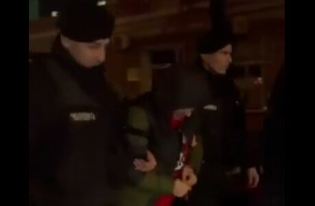 Privođenje uhapšenih u akciji „Hornet“, osumnjičeni za dilanje marihuane (VIDEO)