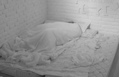 POSTELJA NATOPLJENA SUZAMA Milica tuguje u krevetu u kom je nekad pucalo od strasti sa Carem (VIDEO)