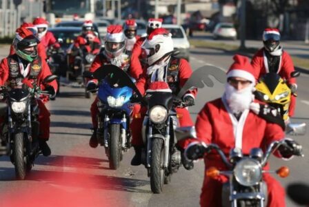 CRVENE KAPICE NA MOTORIMA PROJURILE BANJALUKOM Bajker Deda Mrazovi i ove godine usrećuju mališane paketićima (VIDEO)
