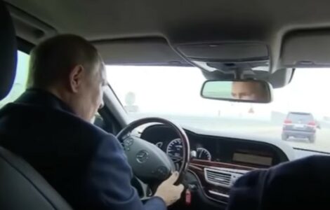 Putin se provozao preko Krimskog mosta (VIDEO)